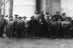 Bilde av Arbeidere utenfor kraftstasjonen